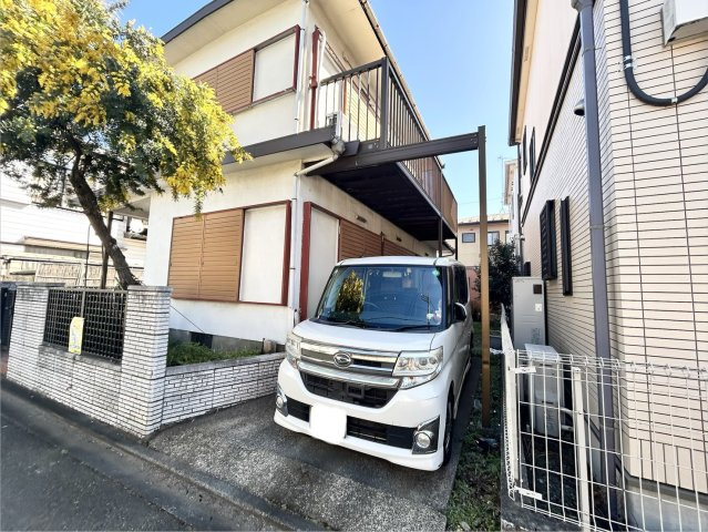 駐車場と明記されていても、最小スペースでつくられた駐車場だと大型車は駐車できなかったり、出入りしにくくなったりする可能性があります。お車のサイズと購入したい物件の駐車場のサイズを現地で確認しましょう。