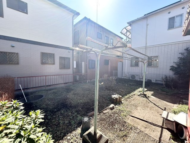 庭があることでガーデニングや家庭菜園はもちろん、こどもの遊び場やペットを放して遊ぶことができます。また、家の周囲に余裕があるということです。隣地との間があれば、十分な日当たりと、風通しが確保できます。