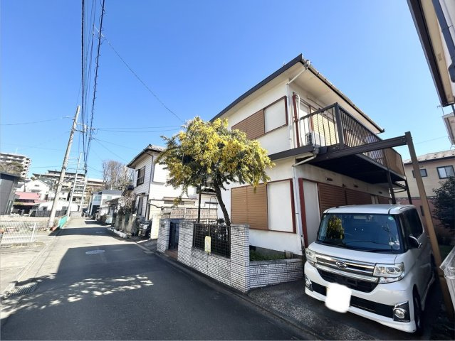 住宅用の土地では前面道路に2m以上接していなければならないと法律で定められています。しかし、お持ちの車のサイズやライフスタイルなどにより、2mでは利便が悪い場合もございますので、事前に確認しましょう。