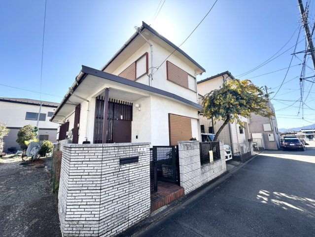お持ちの車種によっては前面道路が広い方が便利でしょう。しかし、前面道路が広ければその分交通量が多くなるため、騒音などが気になる場合があります。実際に現地を見学し、周辺交通量や騒音などを確認しましょう！