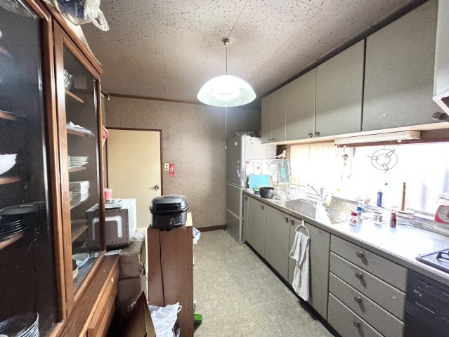 ダイニングは、食事や家族の団らんスペースとしてだけではなく、ほかの用途としても使用することができます。ダイニングテーブルを置き、食事のためのスペースを作ることでリビングとの差別化を図ることができます。