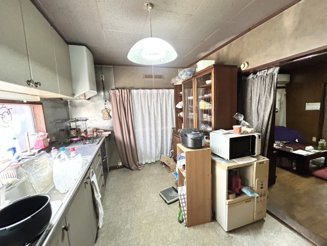 ダイニングにはダイニングテーブルセットなどを置くことが多く、間取りにおいて「D」と略記されますが、食事を作るときの作業場として使用したり、朝食を食べたりするときだけに使われるケースも少なくありません。