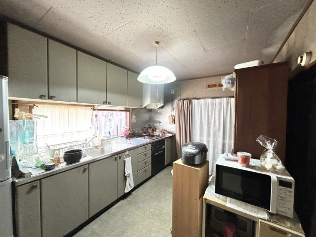 ダイニングとキッチンの間を扉や壁などで仕切らず、一体化させた間取りです。キッチンカウンターがついている物件ならば、食事をキッチンカウンターで取ることで、ダイニングスペースをリビングとして使用できます。
