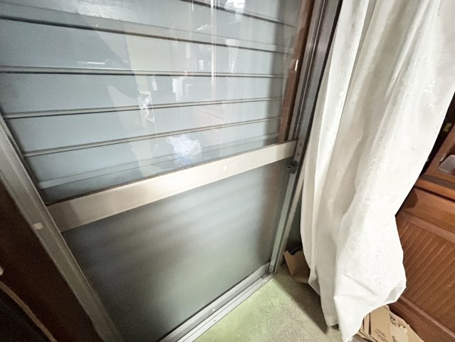 サッシは、ガラス窓に使用される金属製の窓枠です。一般的に住宅建築では、金属製建具工事の段階でガラス類・玄関などと同時に設置されます。種類や構造により断熱性能や遮音性能が異なるので現地でご確認ください。