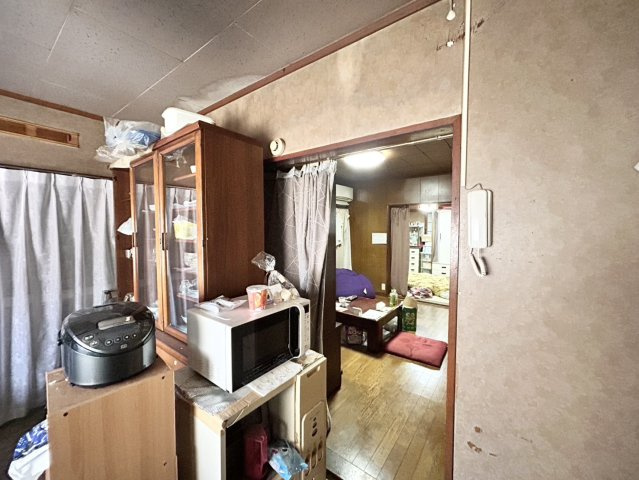 直線タイプはLとDKを一直線に並べた形で対面キッチンのタイプです。一般的なのでよく見かけるかもしれません。直線タイプに似た直接アイランドタイプは、キッチンとダイニングの間に壁がない分広く感じられます。