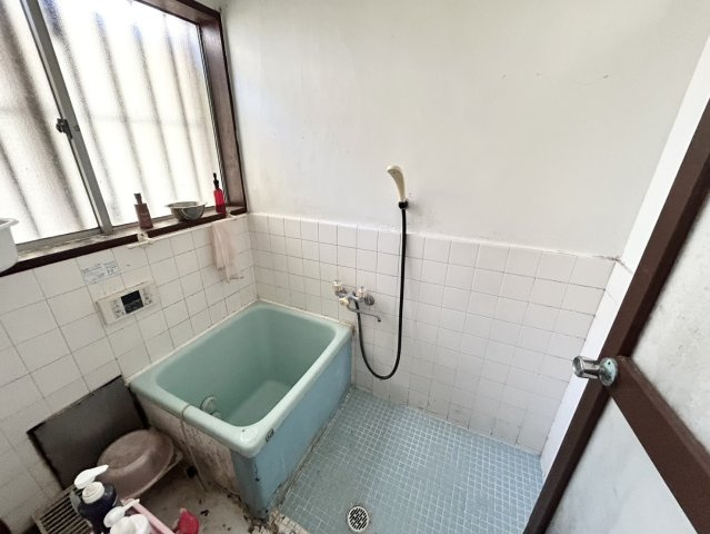 入浴時の快適さも大事なことですが、綺麗な状態を維持できなければ気持ちよく入浴できません。毎日の掃除が楽という点は大事なポイントになります！カビが生えにくく掃除がしやすい、壁や浴槽を選ぶといいでしょう。