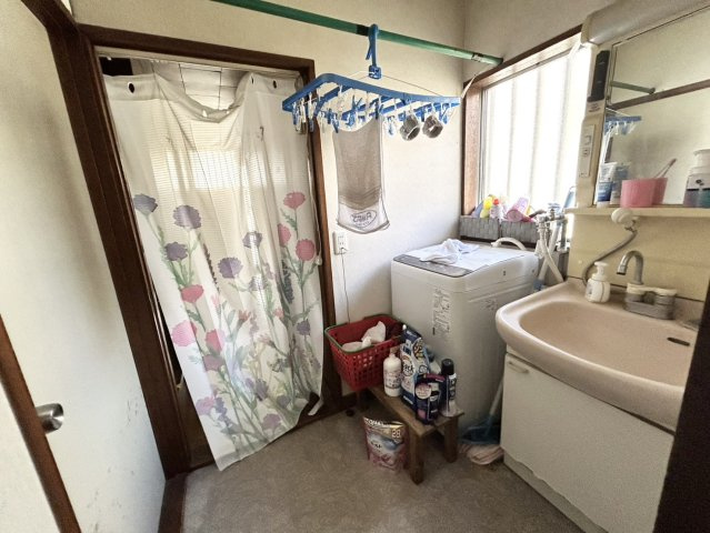 多くの戸建て住宅で見かける洗面脱衣所は、洗面台と洗濯機が2畳ほどのスペースに並べられていて、洗面所が脱衣所を兼ね備えている間取りが一般的です。お客様が利用することもある、パブリックな空間でもあります。