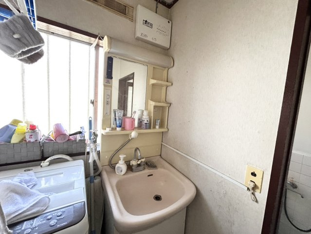 洗面化粧台では顔を洗ったり、身だしなみを整えることが本来の使い方ですが、用途によっては洗面化粧台に求められる機能が違ってくるため、ご自身や家族のライフスタイルに合ったものを選ぶことをおすすめ致します。