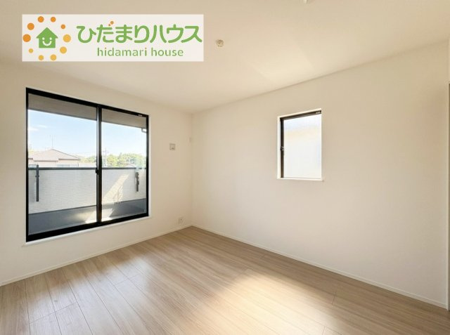 バルコニーに面していて、たっぷり光りの入る明るい主寝室です！