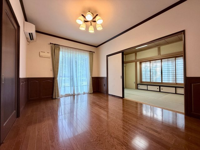 【L約8.75帖】　家族の集まる空間にふさわしい、ゆったりとした空間です。キッチンとリビングは別れた間取りで、リビングを広くお使いいただけます。