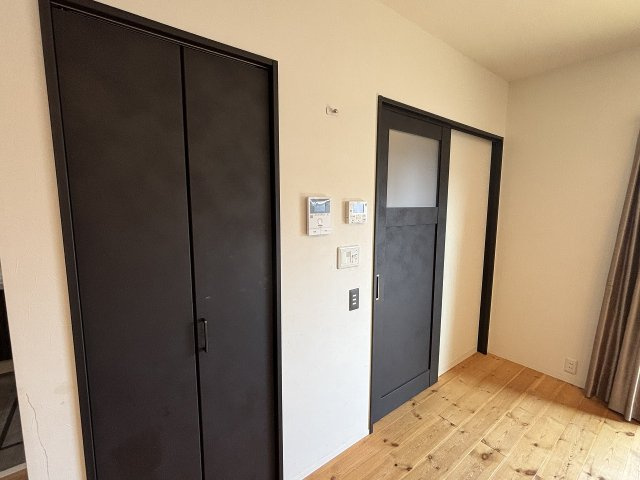 マットな黒の建具が空間を引き締めるモダンな内装。天井を高く、広く見せる効果も。
