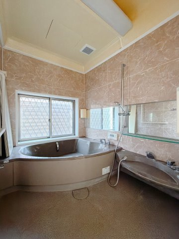 ■浴室｜まるでホテルのような浴室♪1日の疲れを癒す、ゆったりとしたバスタイムをぜひお過ごしください(*＾＾*)大きな窓付きで嬉しい♪