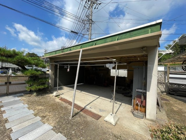 駐車は6台可能。1台分のシャッター付きガレージもあります。雨の日でも濡れることなく乗り降りが可能なので、お子様やお年寄りの方にもうれしいですね。車だけでなく、ちょっとした物置スペースに使用しても。