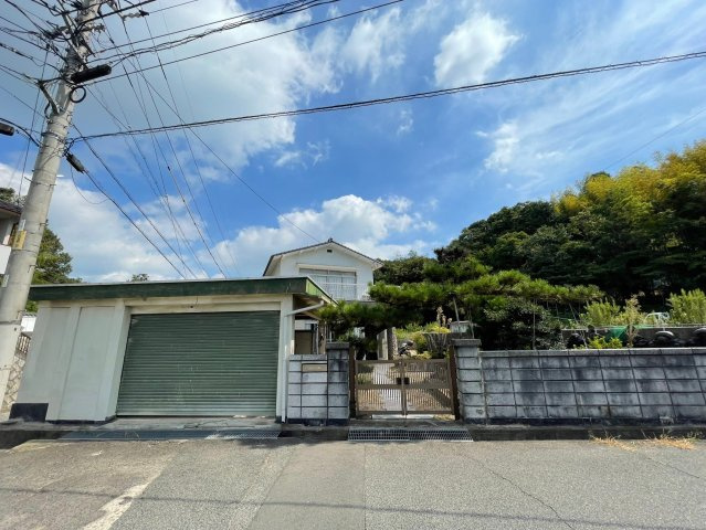 前面道路は公道で、お車で出入りするのに必要な広さがあり、安心です。車庫付きで、子育てへの安心感と家族で遊べる自然が身近な嬉しい立地です。
