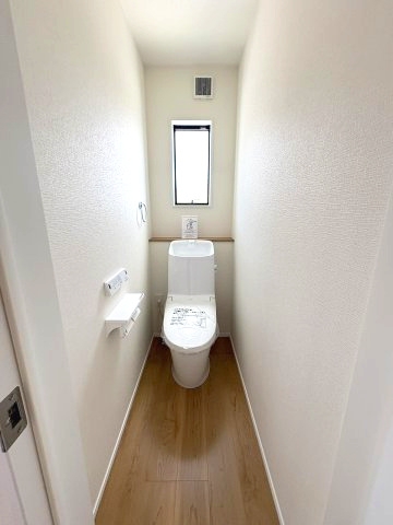 施工例。1階のトイレです。施工例は完成時と異なる場合があります。