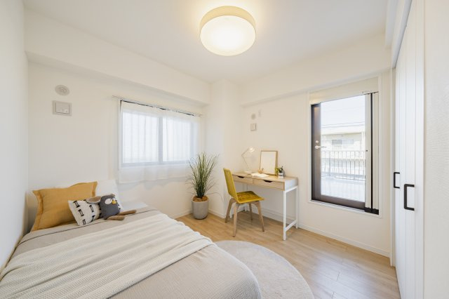 2面採光の明るい洋室（約5.3帖）。風通しも良好で快適な居住空間です。※家具・小物は付属しません