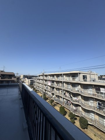 青空が広がるバルコニー。開放感あふれる空間で洗濯物もよく乾きます。