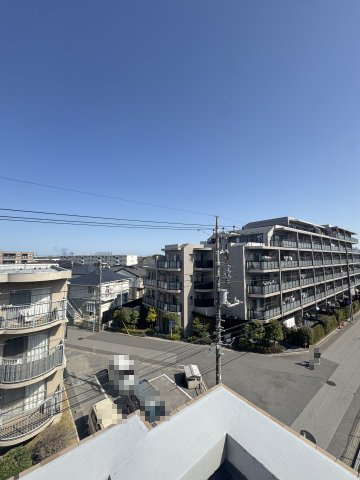バルコニーからの眺望。住宅街の落ち着いた景色が広がります。