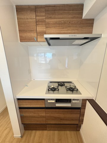 三口コンロの木目調キッチン。料理が楽しくなるモダンなデザインです。