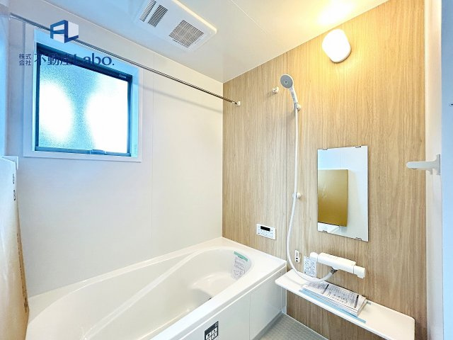 ●浴室●　1坪タイプのゆったり入れるユニットバスは、壁全面にマグネットが付きます♪　マグネット式のシャンプーラックなどを取り付ければ収納力とお掃除が楽々♪