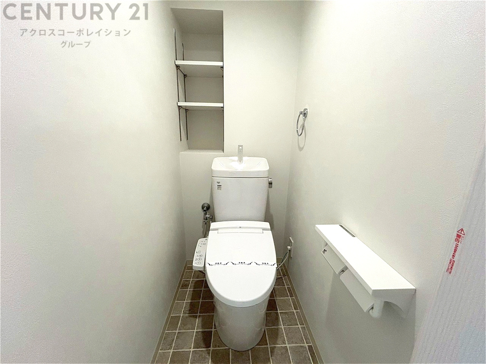 温水洗浄便座付トイレは温水洗浄機能により、暖かい水でおしりを洗浄することができ、冷たい水を使う従来の便座に比べ、温水洗浄機能で暖かいトイレを提供し、快適な使用を可能にします。