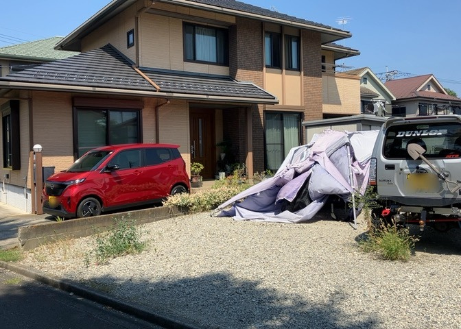 玄関は家の顔でもあり、家族以外の目にも止まる場所です。玄関は外との間を仕切る扉、靴などをしまっておく収納スペース、靴脱ぎのたたきスペース、来客とのやり取りをするドアホンなど複数のアイテムからなります。