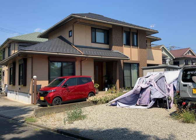 建物の基礎工事の方法は、主流となっているベタ基礎（防湿基礎）と布基礎の2種類に分類され、床下の通気性や耐久性などに違いがあります。建物の基礎部分の構造や付帯設備など詳細については現地でご確認ください。