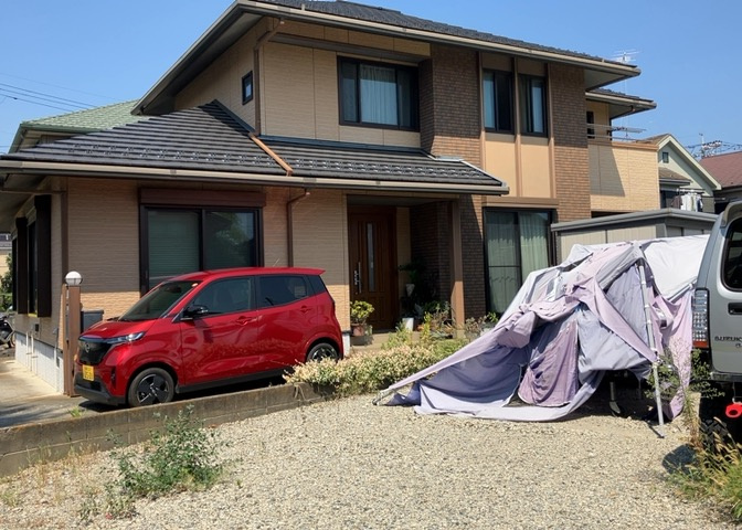 玄関ポーチにおいて最も重視すべきと言っても良いのが広さです。適切な広さの玄関ポーチでないと外見的なバランスは崩れてしまいますし、何より使いにくくなってしまいますので、現地で実際に下見をしてみましょう！