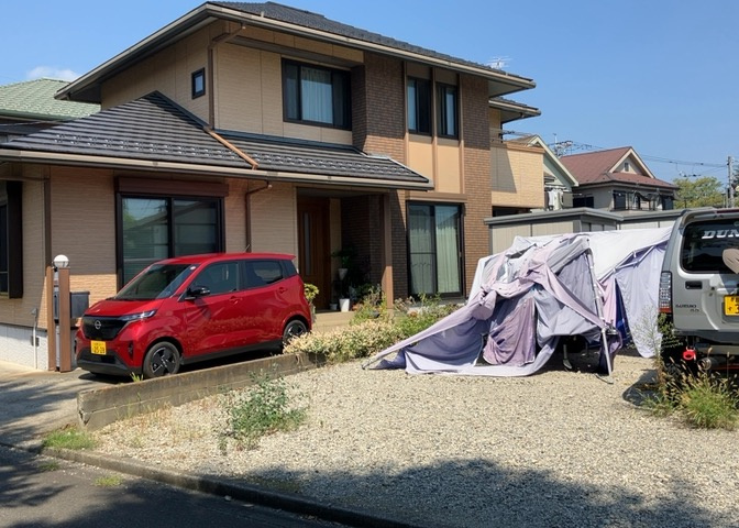 敷地内に散水栓や立水栓があると便利です。水道水を直接利用できるため、水を運ぶ手間を省くことが出来ます。大量の水を必要とする洗車作業や清掃などに役立ちます。その他設備とあわせて、現地でご確認ください。