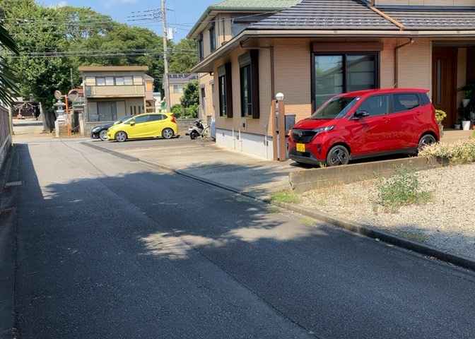 床下換気口は、床下に湿気がこもることを防ぎ、効果的に換気を行うために設置されています。床下換気口が設置されていない建物は、基礎パッキング工法などにより換気を行なっています。詳細は現地でご確認ください。