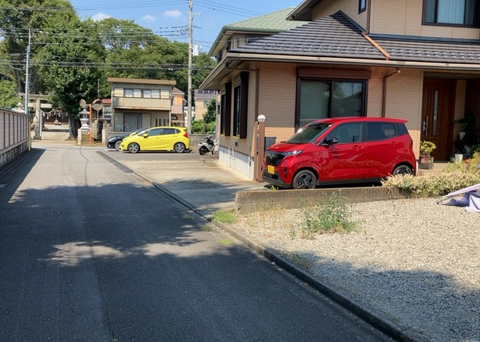 車一台あたりに必要なスペースは、標準サイズの普通自動車で横幅2m50cm、長さ5mは必要になります。ただし、乗降のことも考慮して横幅3m30cm、長さ5m50cmほどは確保できるところを選びましょう。