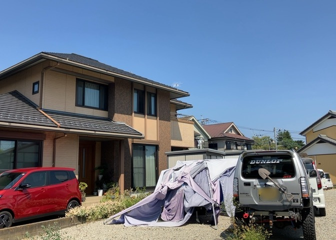 バルコニーは、建物内から室外へ楽に出入りできる便利なスペースです。また、バルコニーには手すりを付けることが義務付けられており、手すりの高さは110cm以上で施工することが建築基準法で定められています。