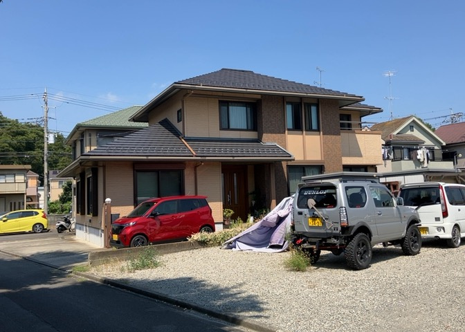 道幅が広い場所は日当たりや風通が良好です。幅が広いのですれ違いも可能ですし大きな車でも駐車可能！一方で、大型車が通ることも多くなるため交通量の増加により騒音に繋がります。また土地の値段が高くなります。