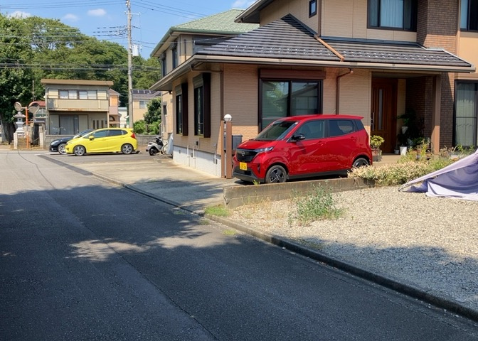 駐車場と明記されていても、最小スペースでつくられた駐車場だと大型車は駐車できなかったり、出入りしにくくなったりする可能性があります。お車のサイズと購入したい物件の駐車場のサイズを現地で確認しましょう。