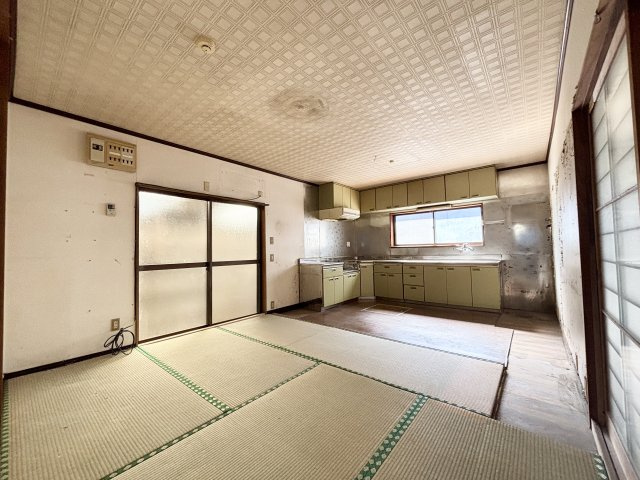 ゆとりのあるダイニングキッチンスペース。畳スペースとフローリング部分が一体となった間取りで、生活スタイルに合わせて利用可能。キッチンから和室の様子が見えるため、家族とのコミュニケーションも取りやすい。