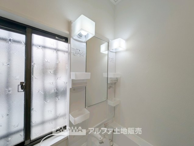 【Powder　room】　◆独立洗面台◆朝の身支度や帰宅後の手洗いも快適に行える独立洗面台。収納スペースも備えており、洗面用品をすっきり整理できる使い勝手の良い空間です。