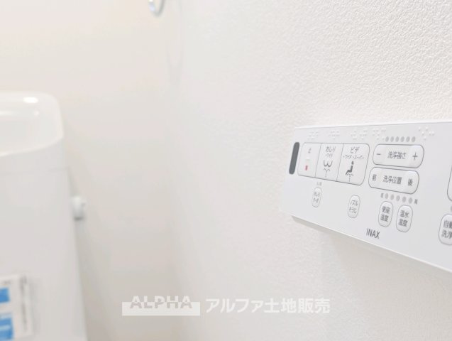 【Warm　water　flush　toilet】　◆温水洗浄便座付きトイレ◆お掃除も楽々。快適に過ごすためには今や欠かせない設備の一つです。壁掛けリモコンで使いやすくいつでも清潔に保てます。