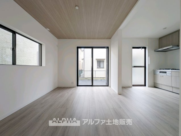 【Living　Space】　◆暮らしの中心◆　家族との団らんや来客時のおもてなし、お子様の遊び場や学習スペースなど、さまざまなライフシーンに対応するリビングです。