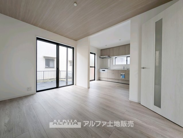【Time　Together】　◆日常を彩る空間◆　食事や会話、読書や映画鑑賞など、ご家族それぞれの過ごし方を受け止めるリビング。何気ない日常を心地よい時間へとつなげます。