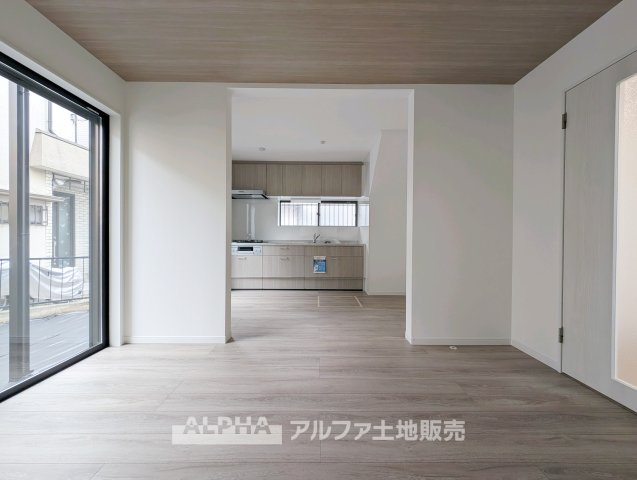 【Living　Room】　◆家族時間を育む◆　朝は食卓を囲み、昼はお子様の遊び場、夜は家族団らんのひととき。時間帯ごとに異なる役割を担い、暮らしの中心となるリビングです。
