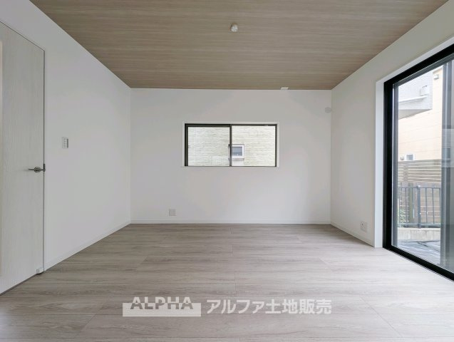 【Daily　Scene】　◆暮らしをつなぐ場所◆　「おはよう」から「おやすみ」まで、一日のさまざまな時間が交差するリビング。家族の何気ない毎日を、心地よく支える空間です。