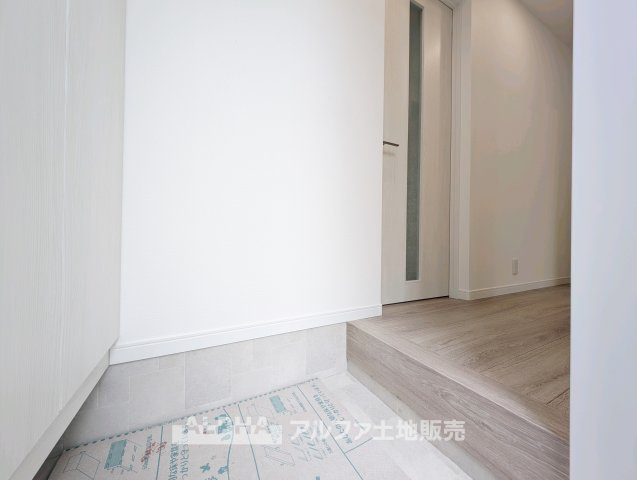 【Entrance　Design】　◆玄関◆出入りのたびに気持ちが整うような落ち着きある玄関空間。シンプルな構成で使いやすく、住まい全体の印象をやわらかく引き立てます。