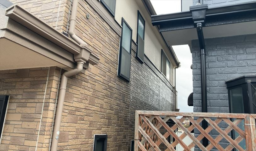 床下換気口は、床下に湿気がこもることを防ぎ、効果的に換気を行うために設置されています。床下換気口が設置されていない建物は、基礎パッキング工法などにより換気を行なっています。詳細は現地でご確認ください。