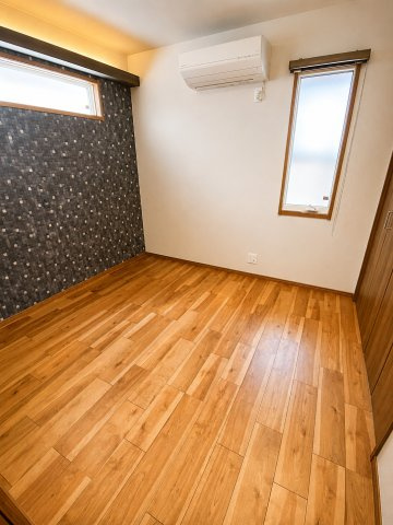 寝室。落ち着いた雰囲気で収納力もたっぷりです。