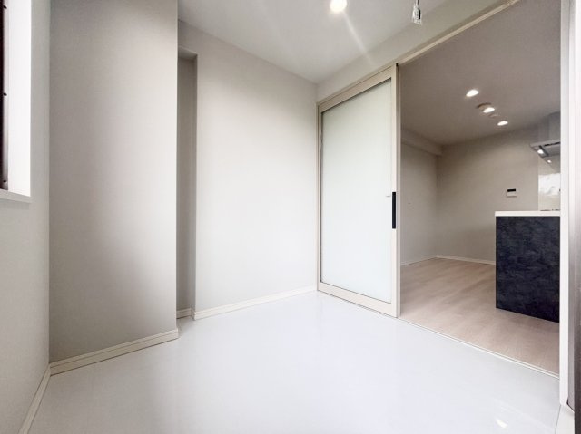◇コンサバトリーの写真となります。　リビングの延長としてのくつろぎスペース、カフェや読書のための趣味の部屋、または雨天時の洗濯物干し場など、ライフスタイルに合わせて多目的に活用できます。