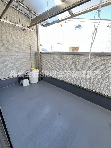 少々の雨が降っても大丈夫な屋根付きで広めで陽当たり良好です♪