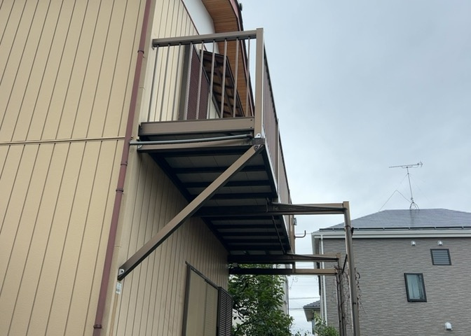 バルコニーは、室外の専用スペースのうち、「屋根がなく開放された空間」であるものを指します。ベランダより広いタイプのものが多く、日当たりもよいため家庭菜園などを楽しみたい人にとって適した環境となります。