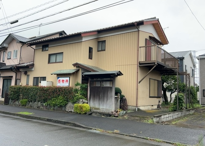 木造住宅とは土台、壁、柱など建築物の強度を支える構造体の材に木が使用されている構造を指します。構造体は建物の自重を支えるだけではなく風圧や水圧、積裁荷重などあらゆる衝撃に耐えるための基礎です。