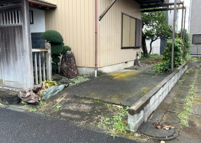 建物の基礎工事の方法は、主流となっているベタ基礎（防湿基礎）と布基礎の2種類に分類され、床下の通気性や耐久性などに違いがあります。建物の基礎部分の構造や付帯設備など詳細については現地でご確認ください。