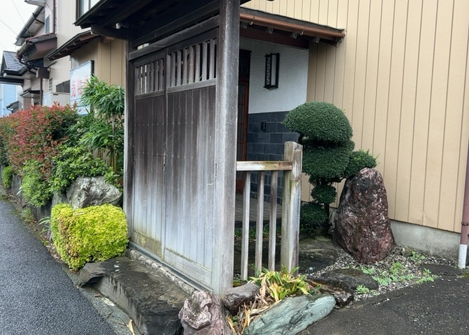 玄関ポーチにおいて最も重視すべきと言っても良いのが広さです。適切な広さの玄関ポーチでないと外見的なバランスは崩れてしまいますし、何より使いにくくなってしまいますので、現地で実際に下見をしてみましょう！